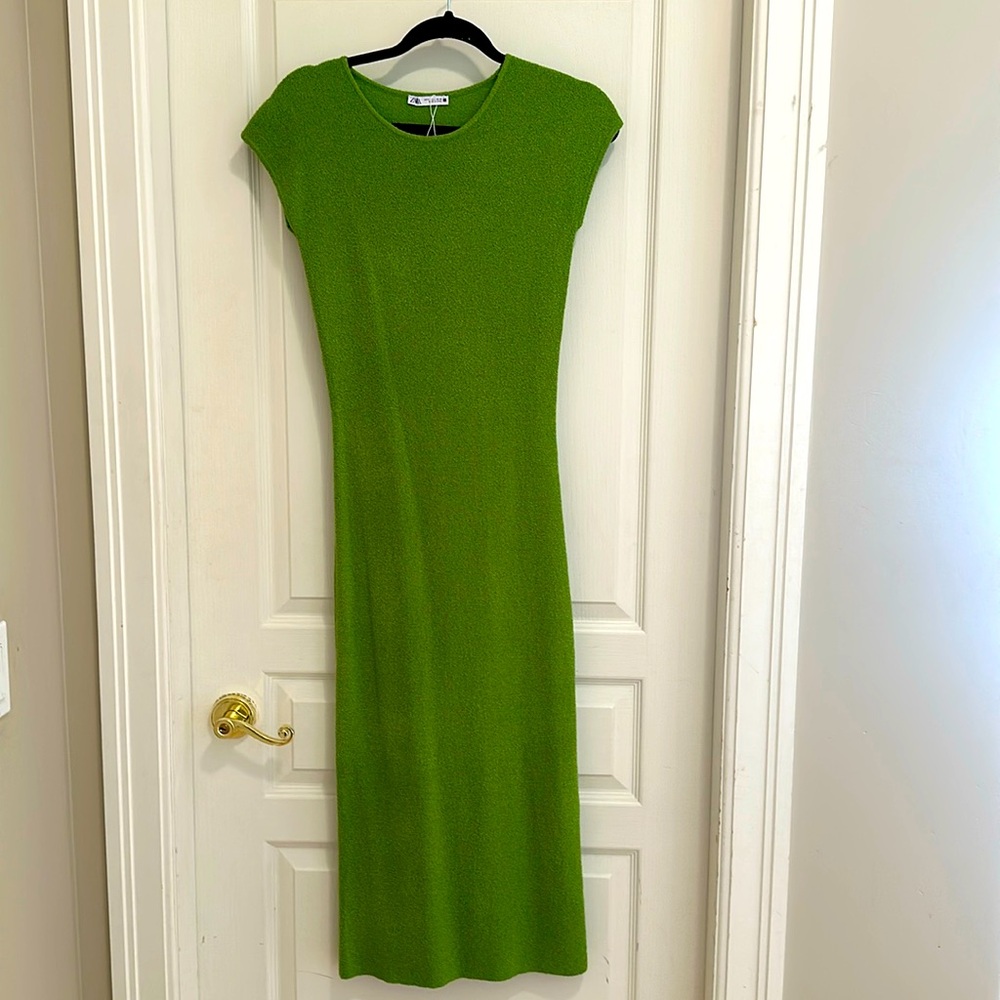 Green short sleeve midi Zara Dress
Never worn